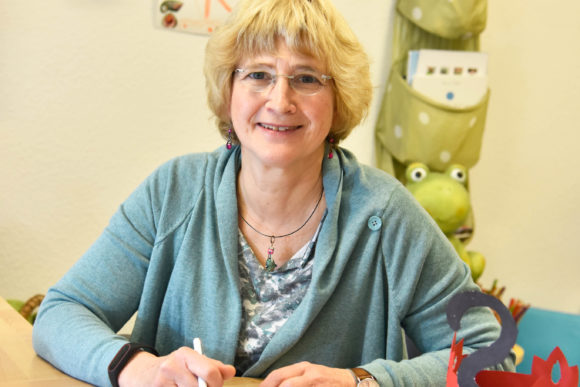 Portrait von Elke Bonn. Sie ist Leiterin einer katholischen Kita in Düsseldorf-Gerresheim und ausgebildete Kindertrauerbegleiterin.
