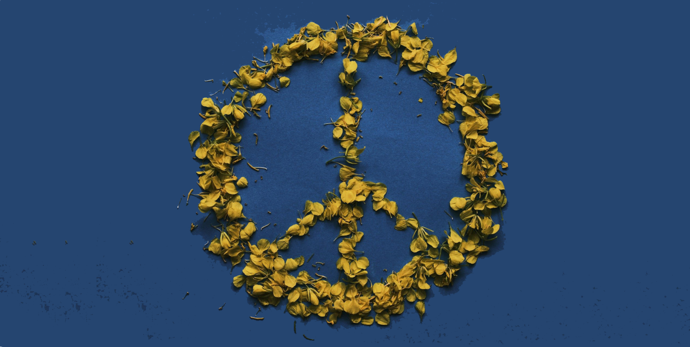 Gelbe Büten auf einem blauen Hintergrund formen das Peace-Zeichen