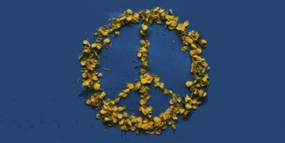 Gelbe Büten auf einem blauen Hintergrund formen das Peace-Zeichen
