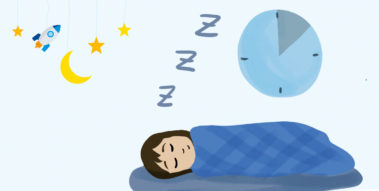 Illustration eines schlafenden Kindes unter einer blauen Bettdecke. Darüber Mond und Sterne und eine Uhr.