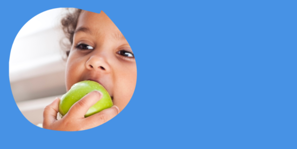 Foto eines Kindes, das in einen Apfel beißt.