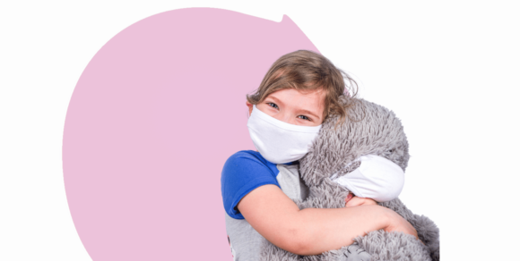 (Kind mit Maske kuschelt einen großen Tedybären, der ebenfalls eine Maske trägt.) Kind mit Maske kuschelt einen großen Tedybären, der ebenfalls eine Maske trägt.