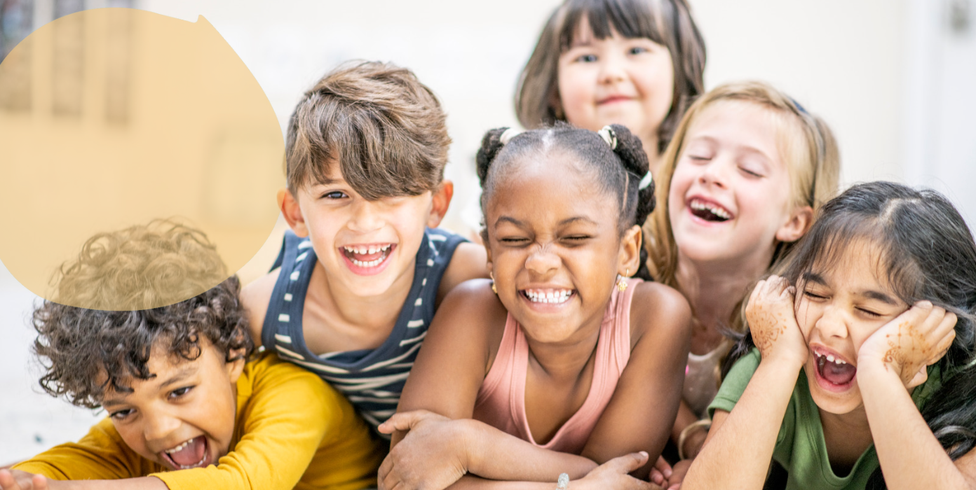 Das Bild zeigt eine Gruppe etwa 5jähriger lachender Kinder verschiedener Ethnien.