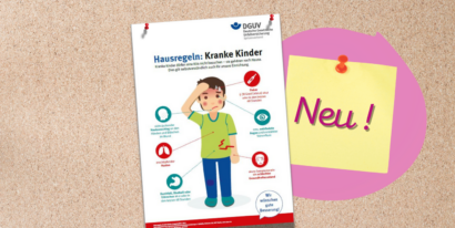 Bild einer Pinnwand, auf der ein Plakat befestigt ist.