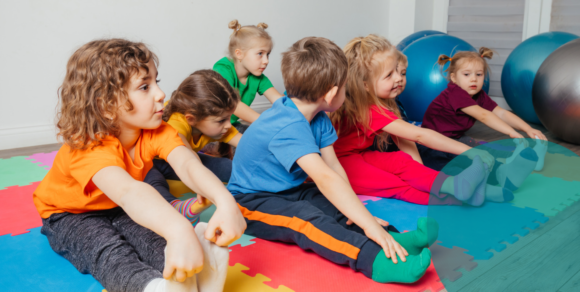 Kindergartenkinder bei einer Turnstunde