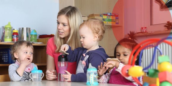 Drei Kinder in der Krippenbetreuung