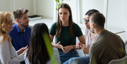 Gruppe von Menschen die miteinander diskutieren