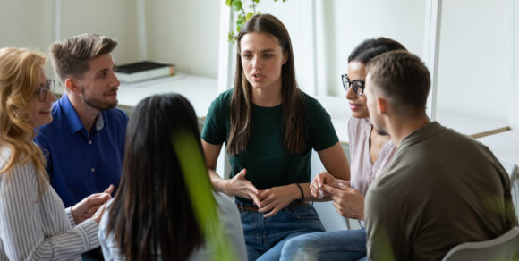 Gruppe von Menschen die miteinander diskutieren