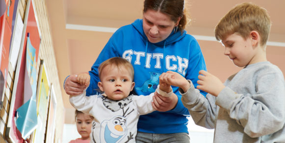 Mutter spielt mit Kind