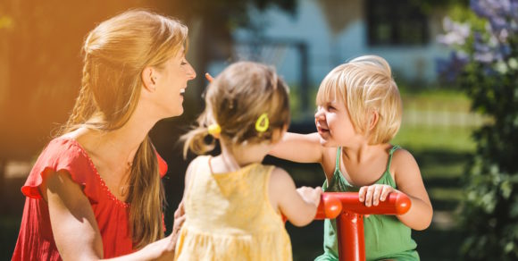 Foto: Erzieherin spielt mit Kindern.