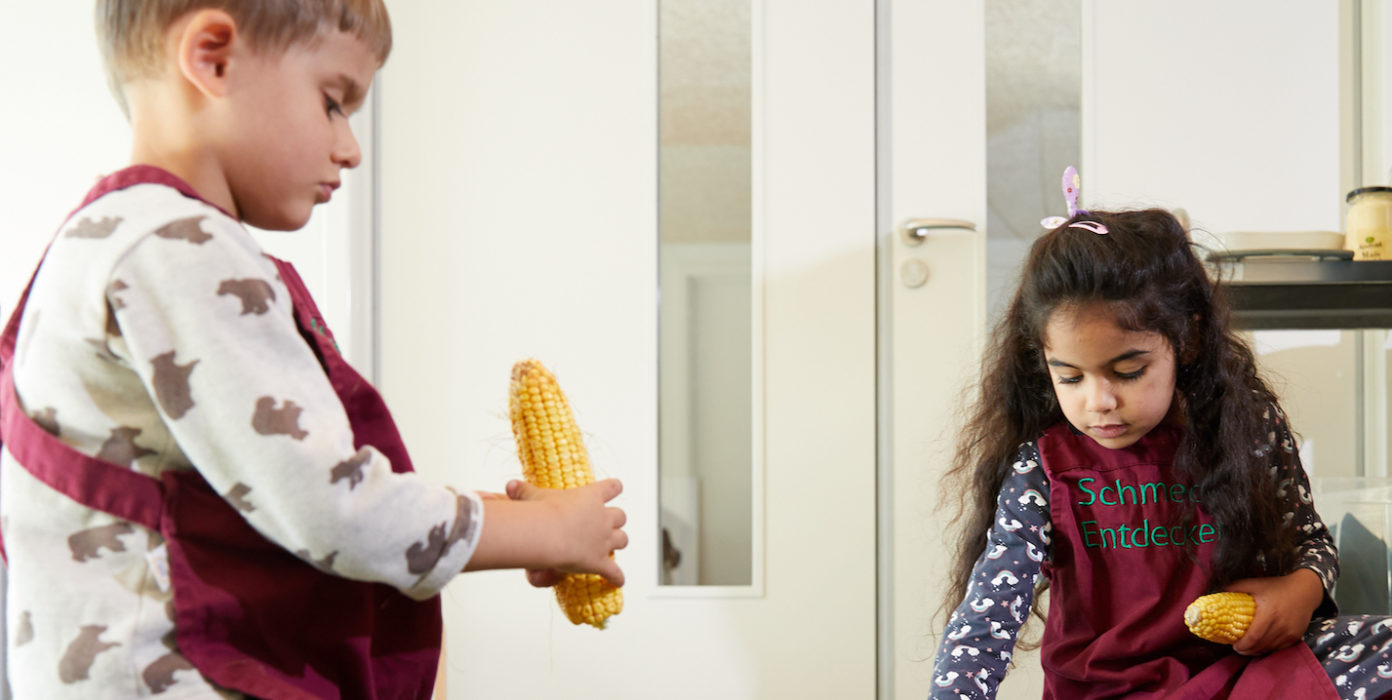 Zwei Kinder beschafften sich mit Maiskolben