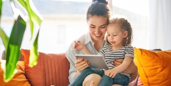 Frau und Kind mit Tablet