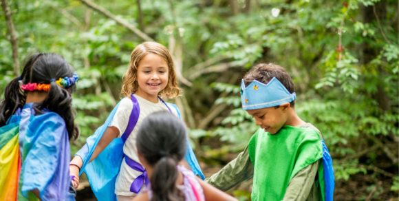 Kinder entdecken den Wald.