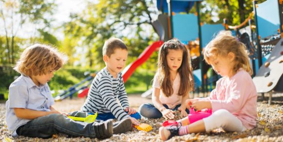 Kinder auf einem Spielplatz