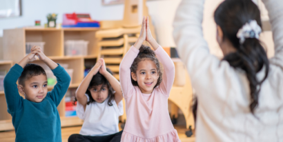 Erzieherin mit Kindern
