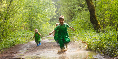 Kinder im Wald