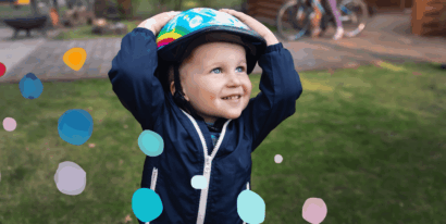 Kind mit Fahrradhelm