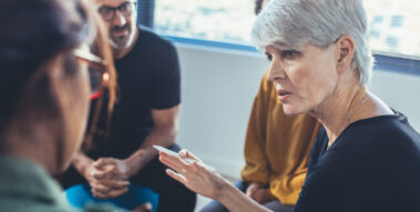 Eine Gruppe im Gespräch.