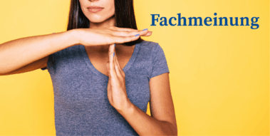 Handzeichen "Stopp, Pause" vor gelbem Hintergrund mit dem Schriftzug „Fachmeinung“.