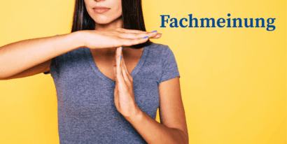 Handzeichen "Stopp, Pause" vor gelbem Hintergrund mit dem Schriftzug „Fachmeinung“.