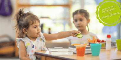 Gesunde Kitaverpflegung: Kind mit Gurkenscheibe beim Essen in der Kita