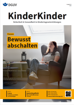 Eine Frau sitzt entspannt in einem Sessel und genießt eine Auszeit in einem hellen Raum mit Fenster.