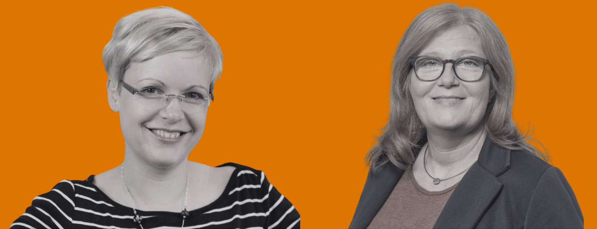 Zwei lächelnde Frauen vor orangefarbenem Hintergrund als Experten für gesunde Ernährung für Kita-Beschäftigte.