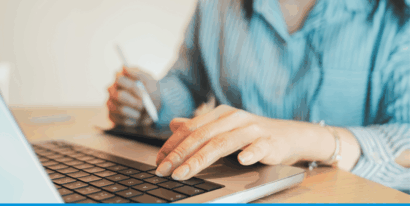 Eine Person arbeitet am Laptop, um KI im Kita-Alltag zu nutzen und digitale Aufgaben effizient zu erledigen.