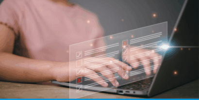 Eine Person tippt auf einem Laptop, während ein digitales Formular mit Checkboxen und Kreuzen als Hologramm darüber schwebt.